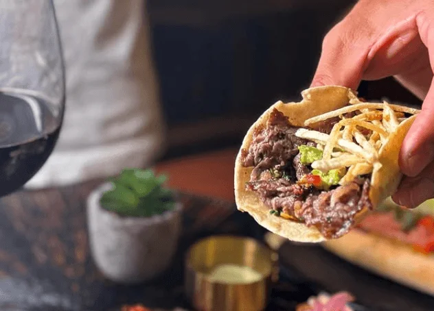 タコスを手に持っている様子