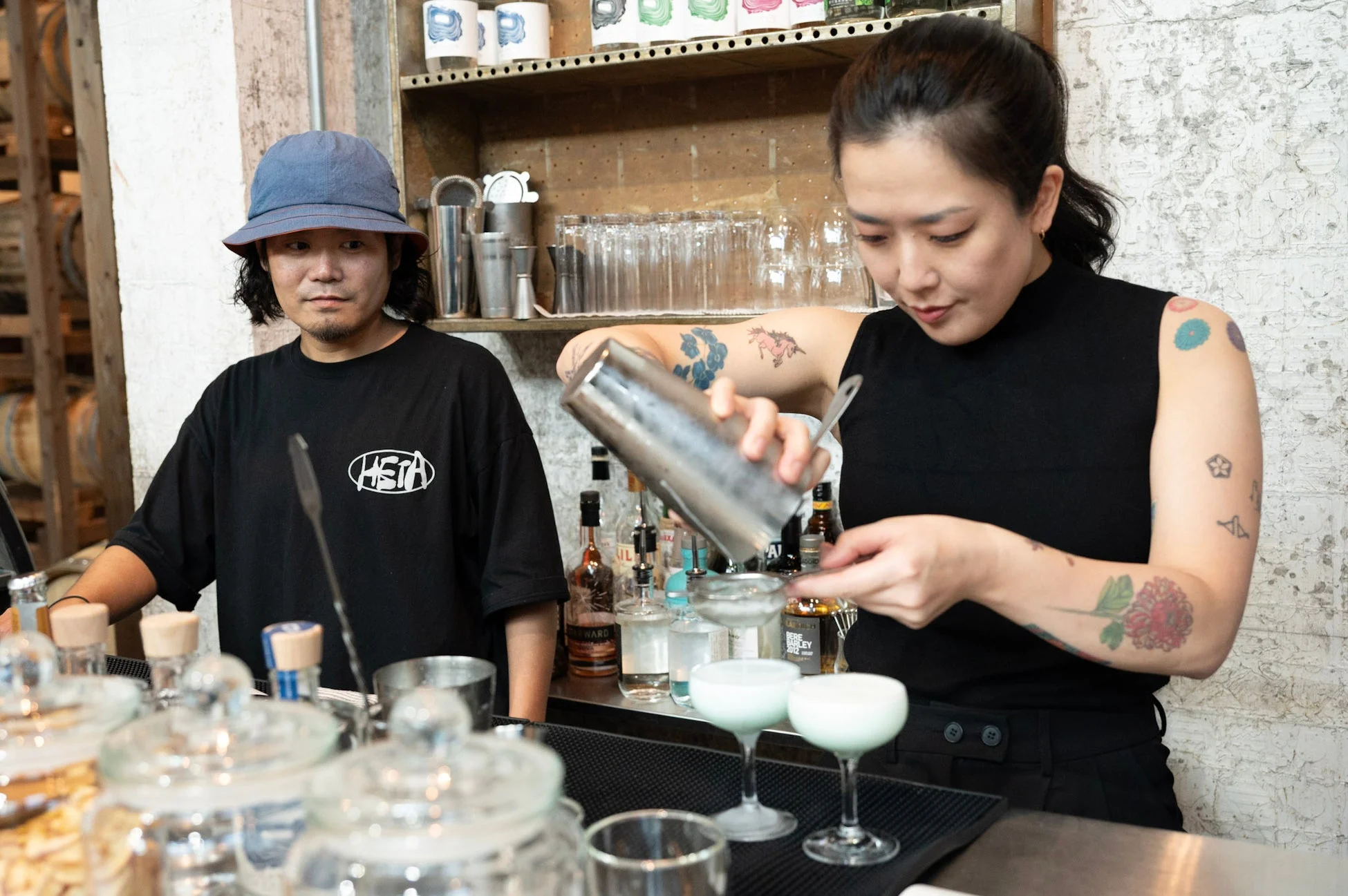 バーテンダーがカクテルを作る様子