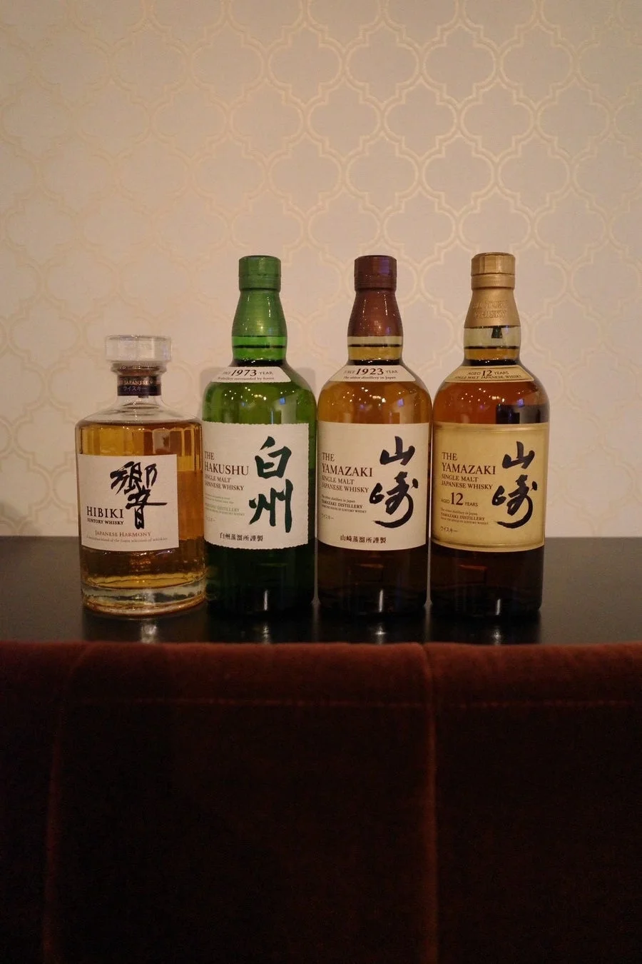 響、白州、山崎（ノンエイジと12年）のサントリーのジャパニーズウイスキーボトルが4本並べられています。それぞれのラベルにはブランド名や種類が記載されています。