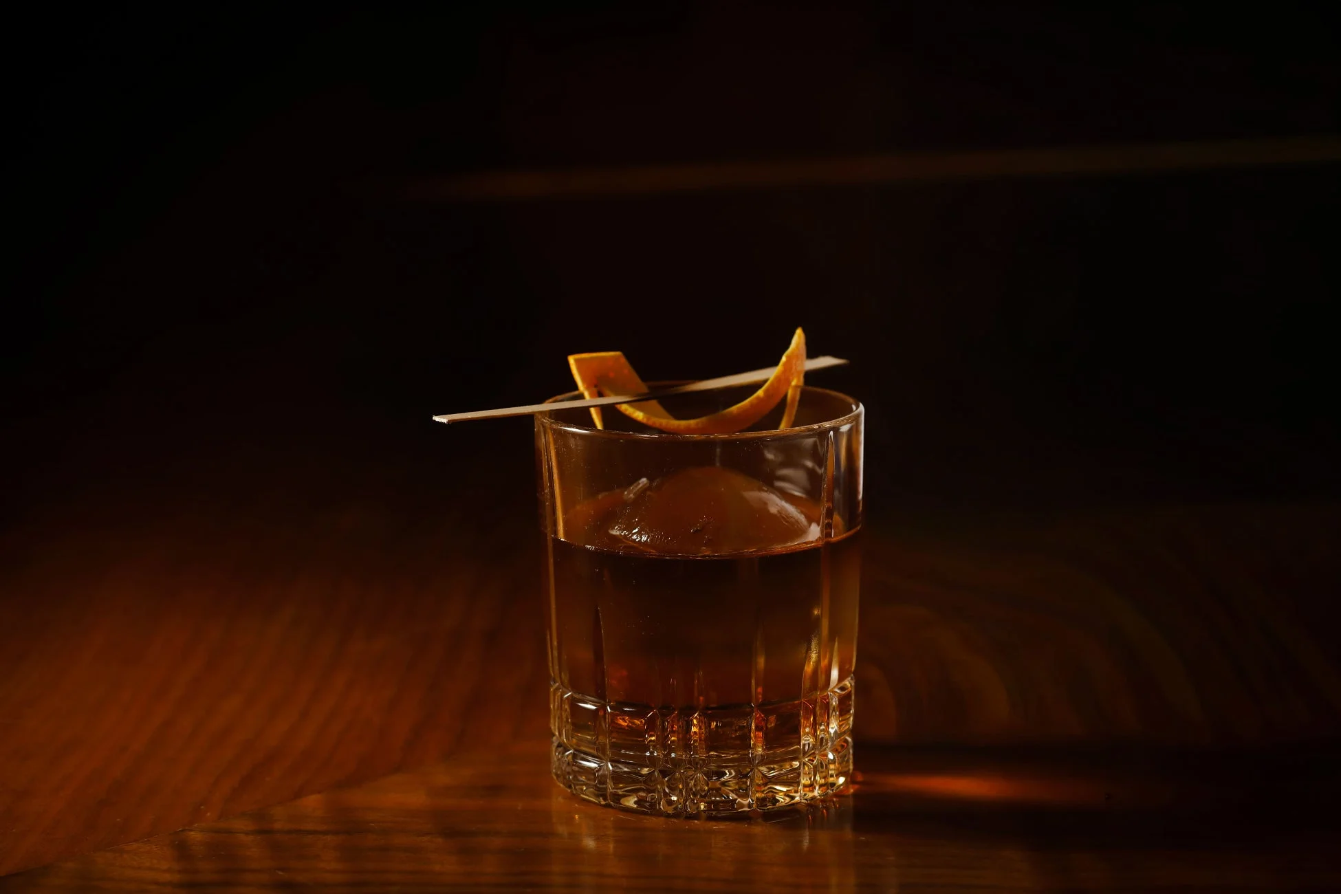 琥珀色のカクテルグラス