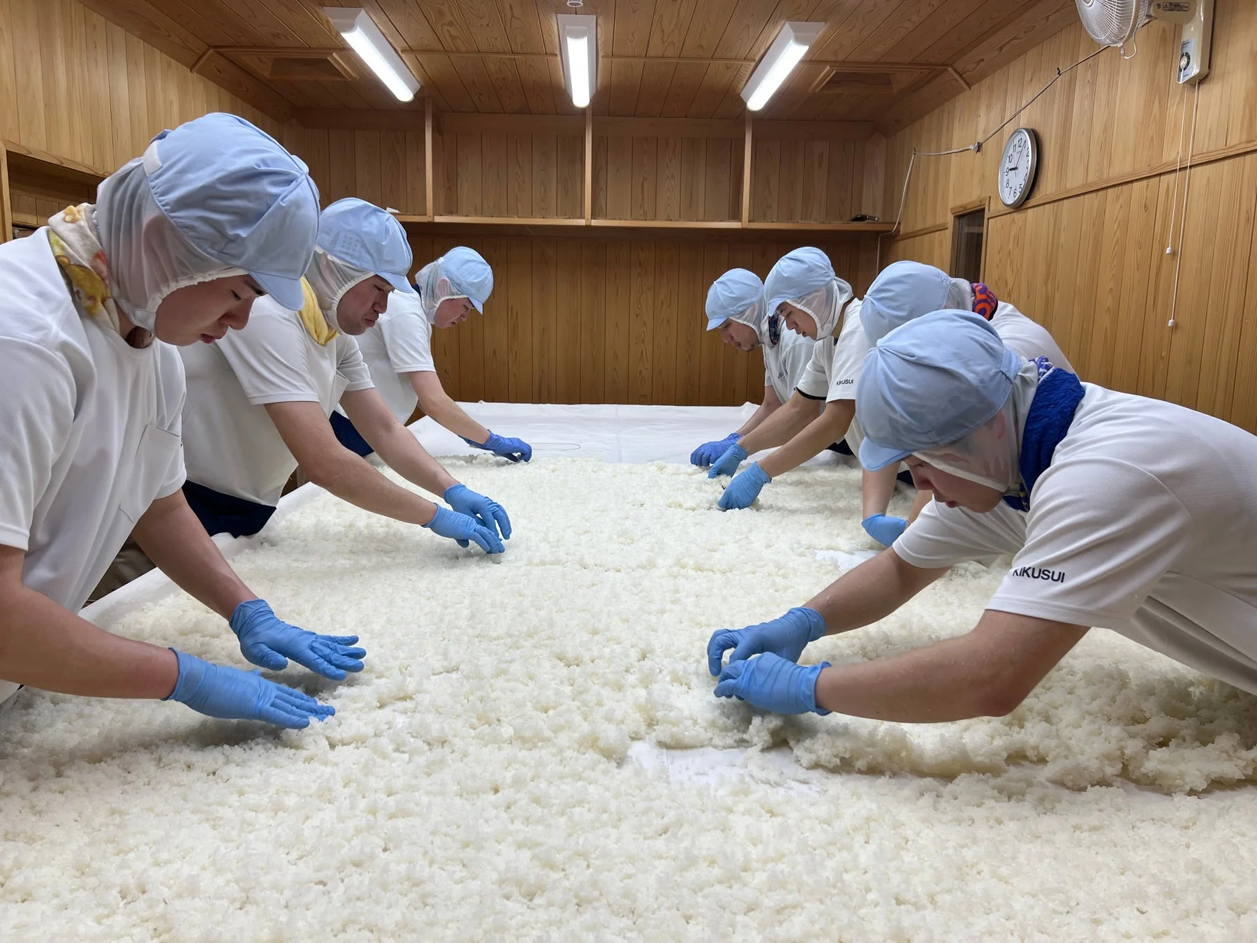 衛生的な環境で麹作りに励む作業員たち