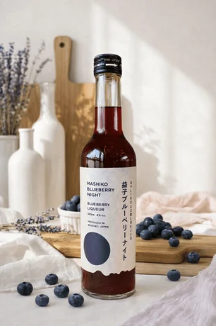 益子ブルーベリーナイトのボトルとブルーベリー、ラベンダー