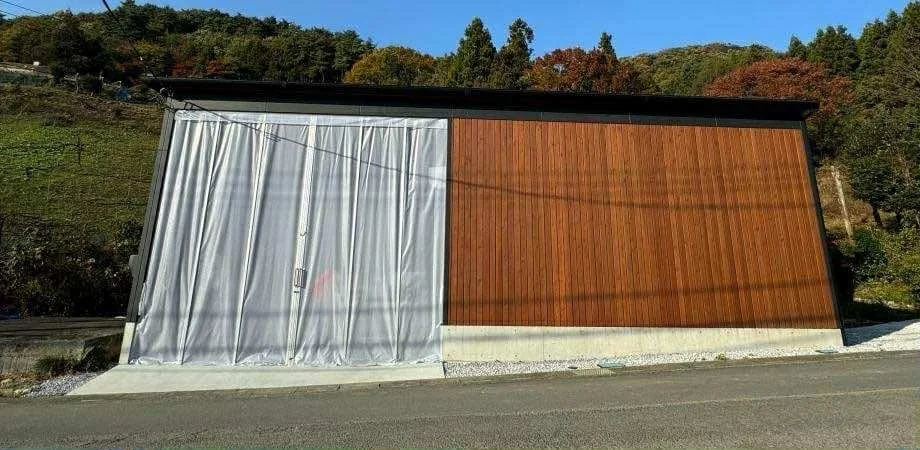 道路に面したモダンな建物