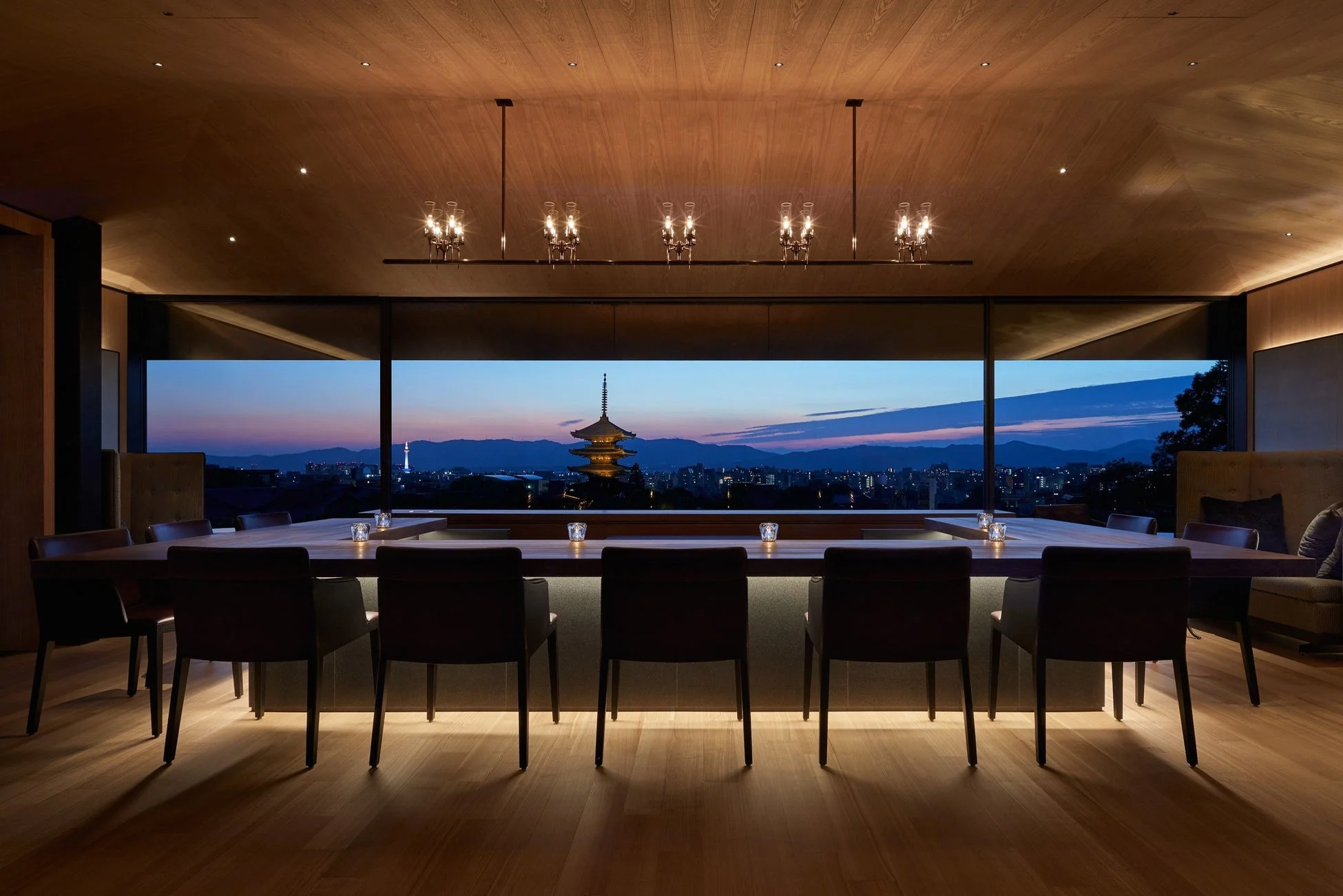 窓から夜景が見えるバーラウンジ