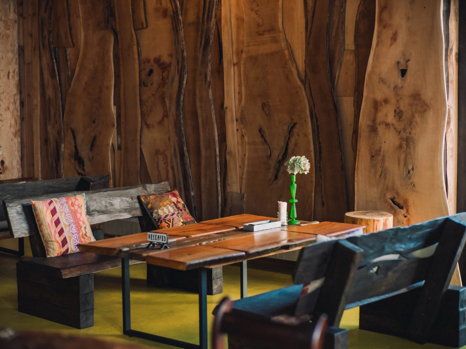 自然木材の温かみあるレストラン店内