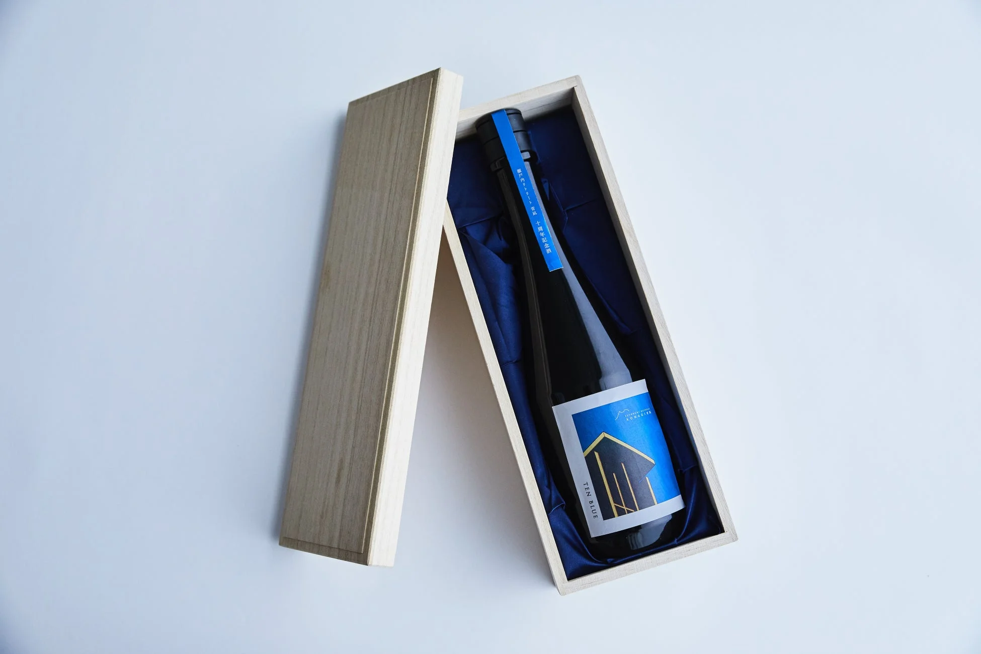 TEN BLUEのボトルと木箱