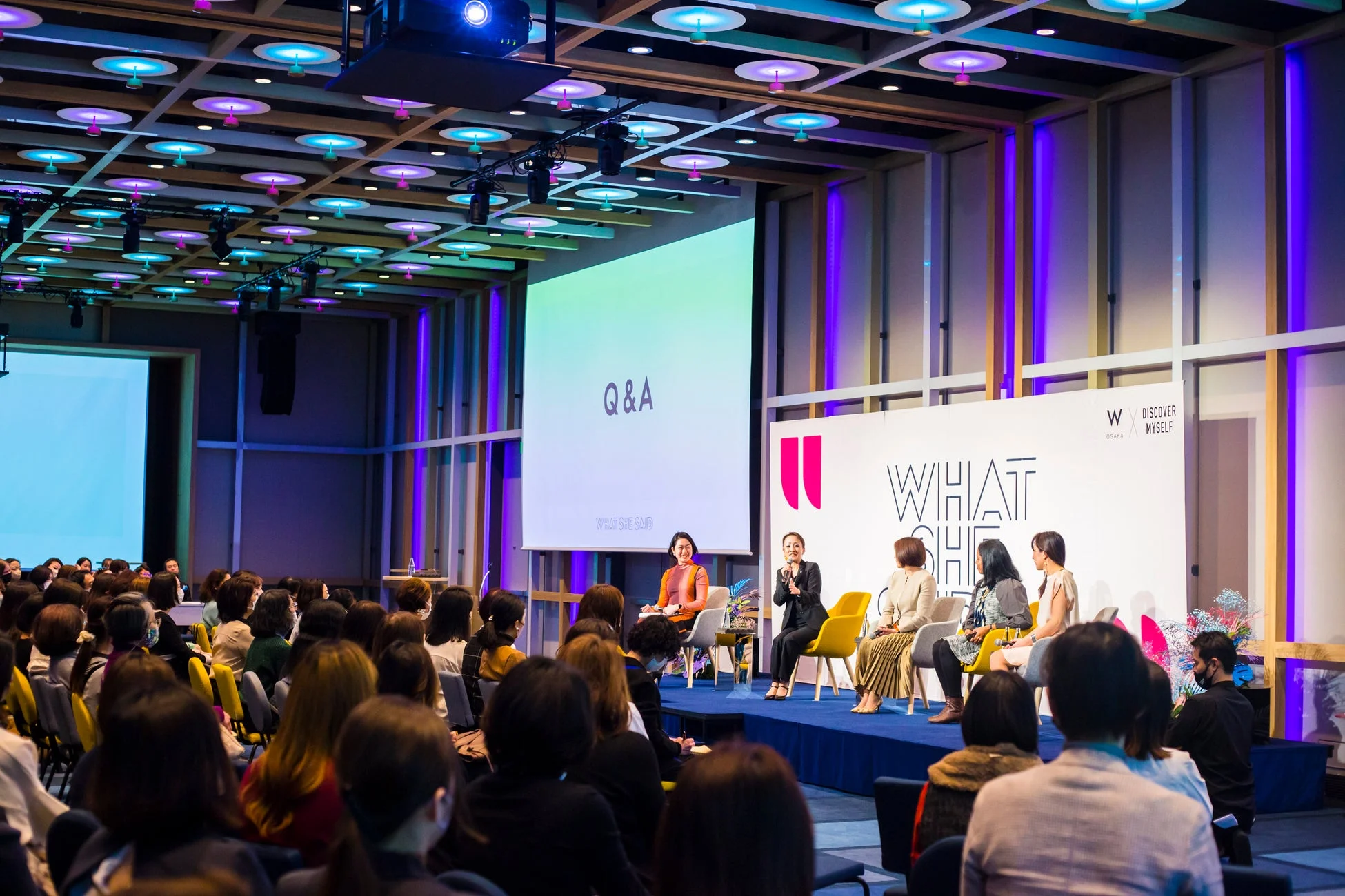 パネルディスカッションを行う女性登壇者