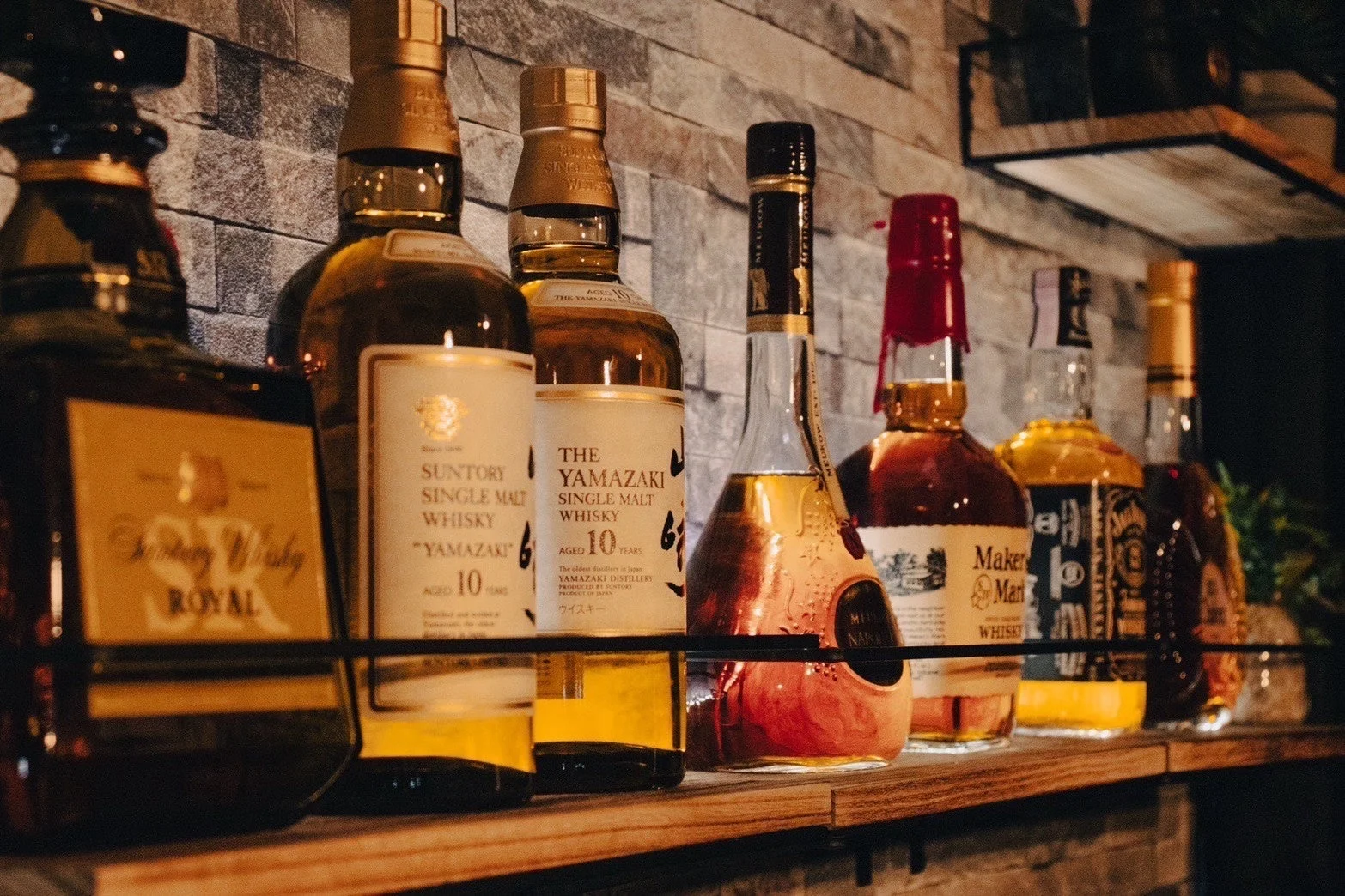 ウイスキーボトルが並ぶ棚
