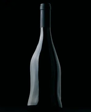 暗い背景に立つワインボトルのシルエットを捉えた画像です。ボトルは一部が光を反射し、洗練された印象を与えています。テキストやラベルは見えず、シンプルでミステリアスな雰囲気を醸し出しています。