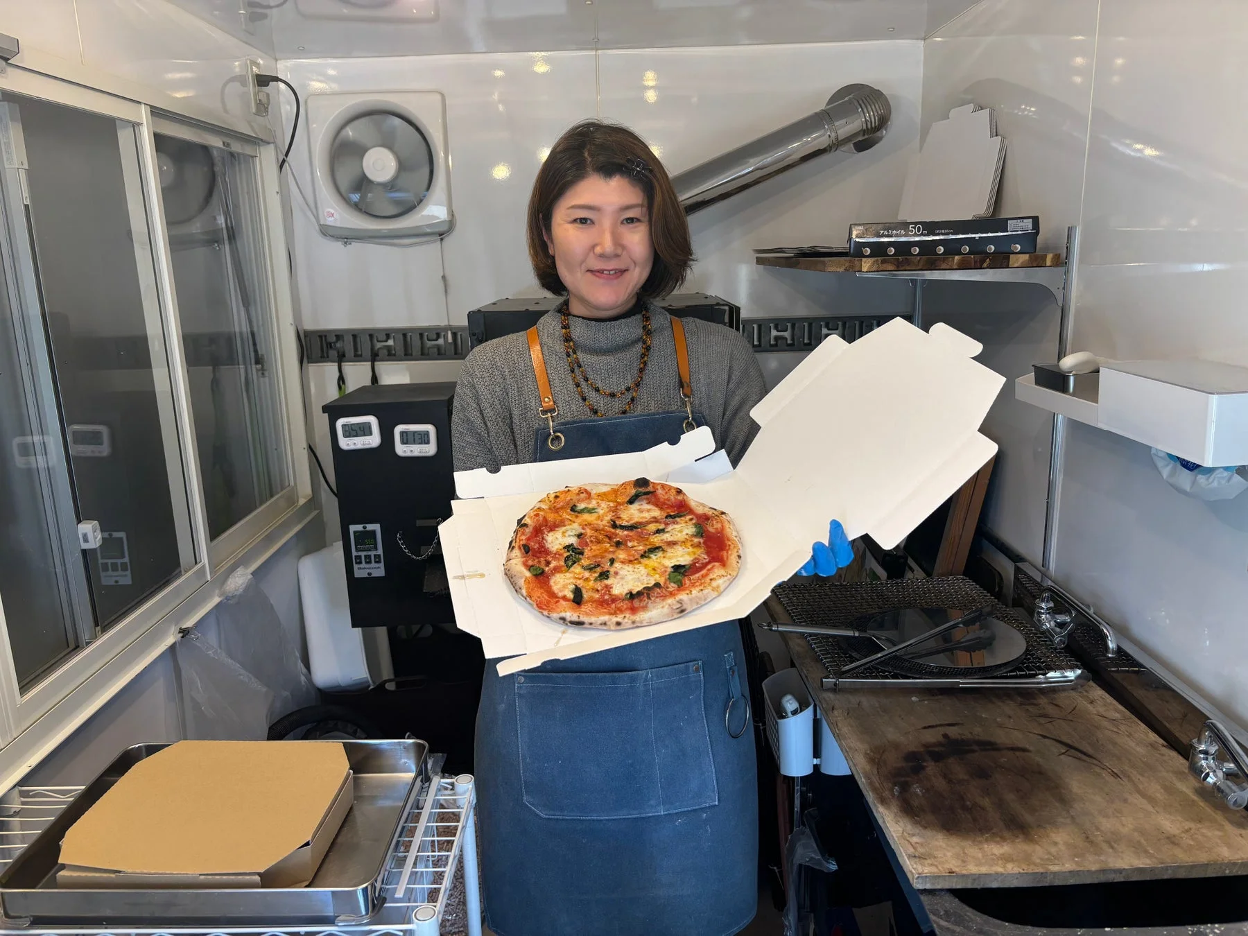 ピザを運ぶ女性