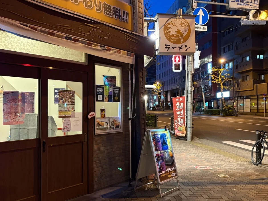 日本の都市の夜の街角にあるラーメン屋の入口