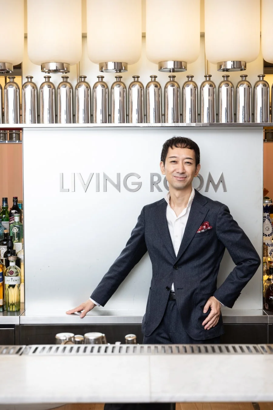 バーカウンターに立つ男性バーテンダー