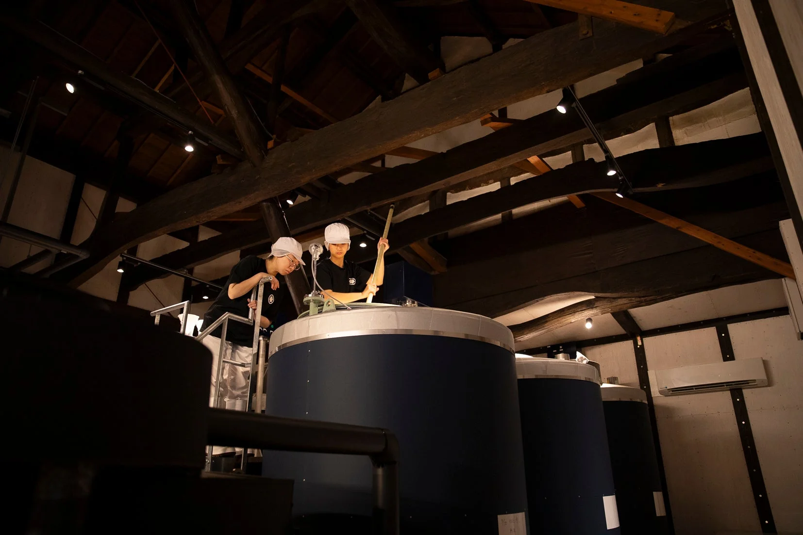 醸造蔵の作業風景