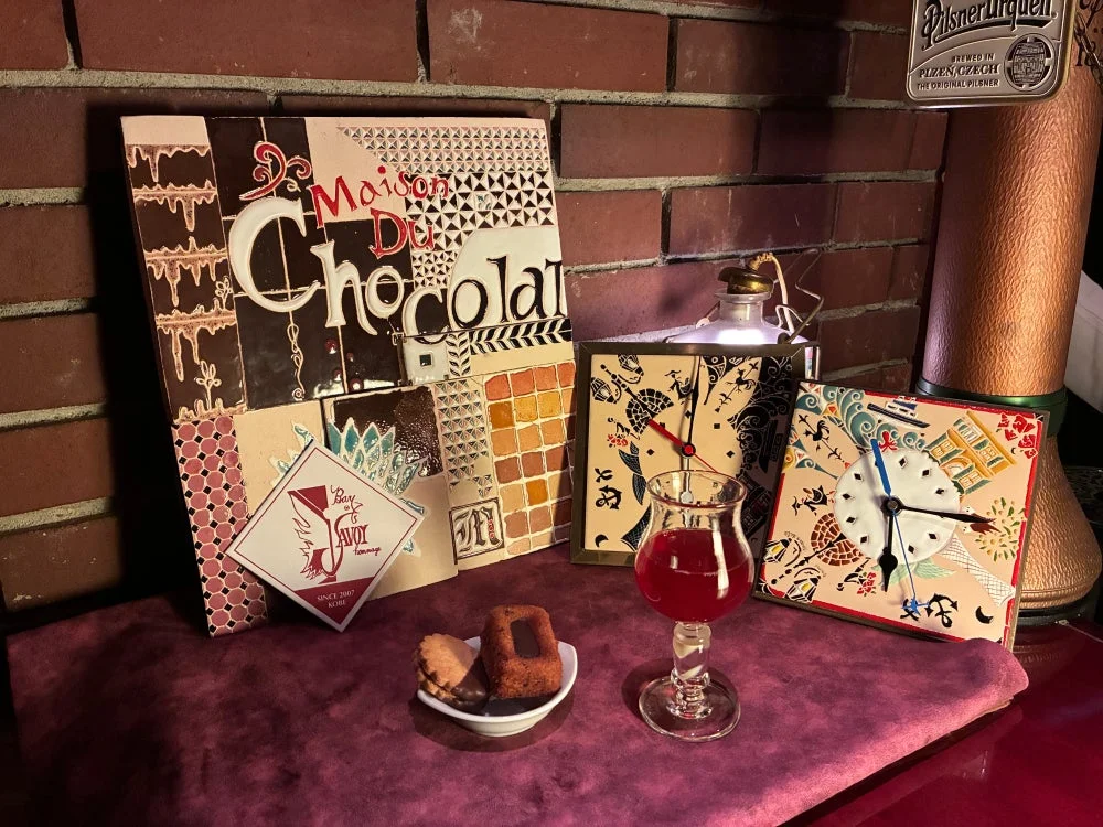 チョコレートをテーマにしたアートとレトロな雰囲気のバー