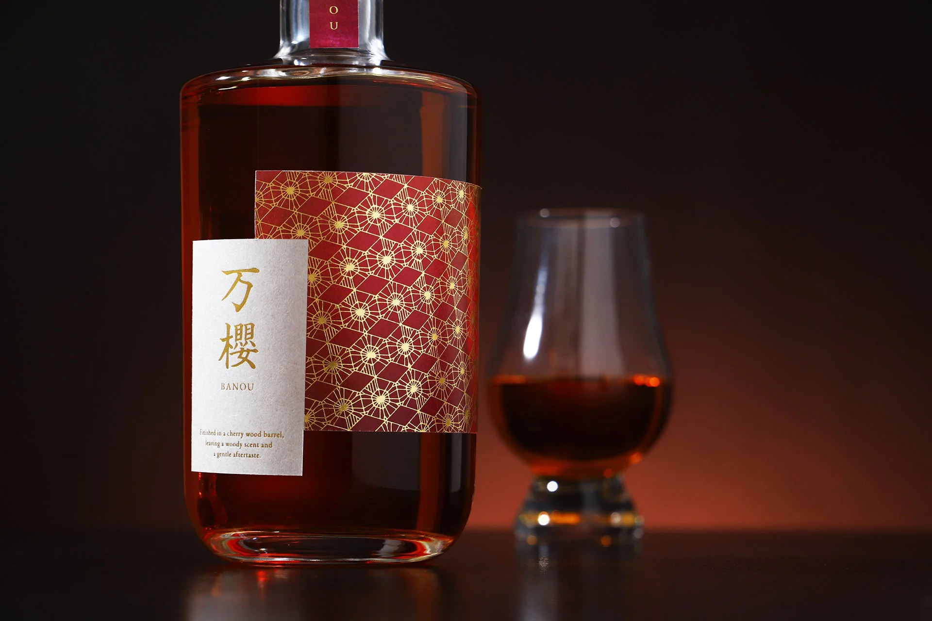 桜樽熟成を強調したボトルとグラス