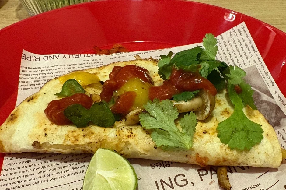 赤い皿に盛られたタコスまたはケサディーヤ