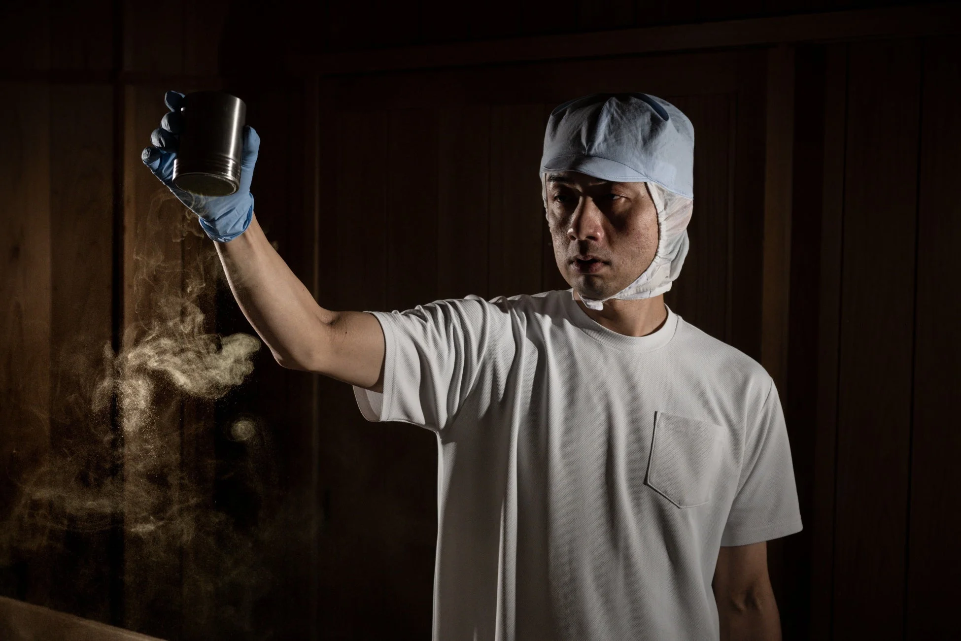 蔵人が真剣な表情で品質管理を行う様子