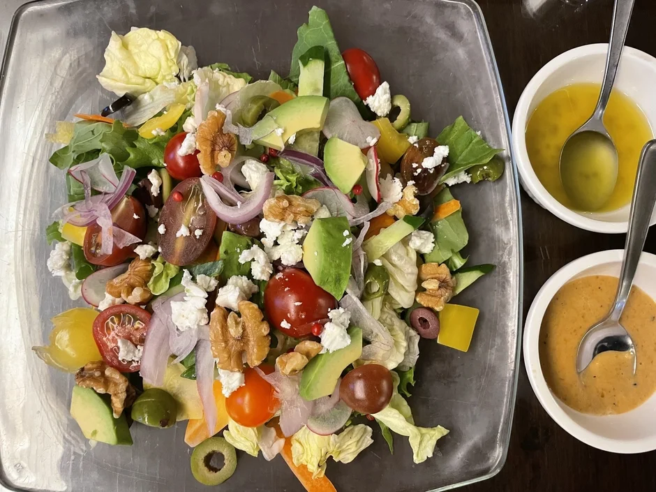 サラダと2種類のドレッシング