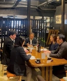 会議を行う人々の様子