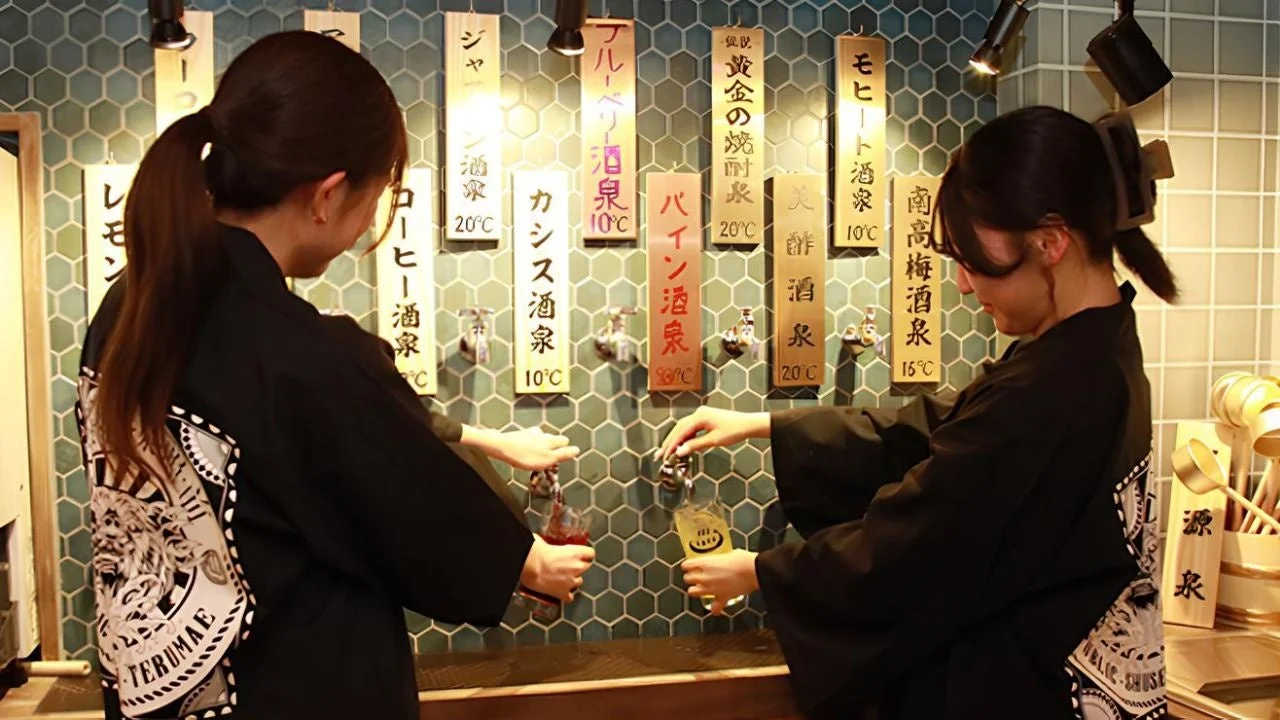 蛇口からお酒を注ぐ女性