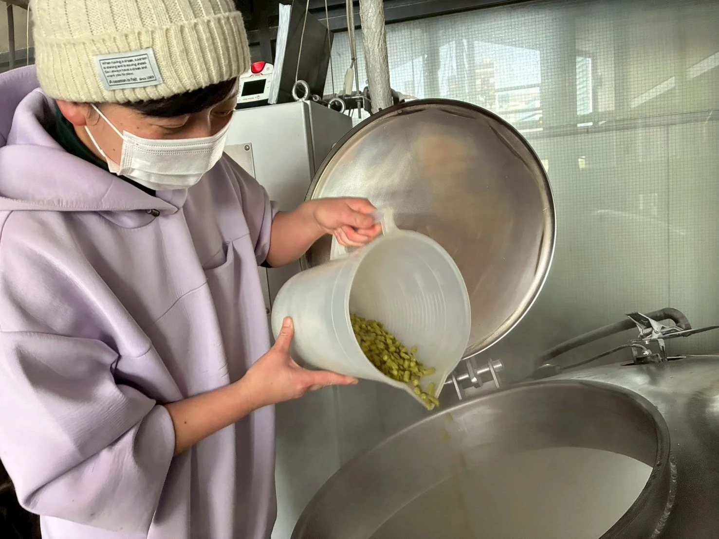 醸造所でホップを投入する様子
