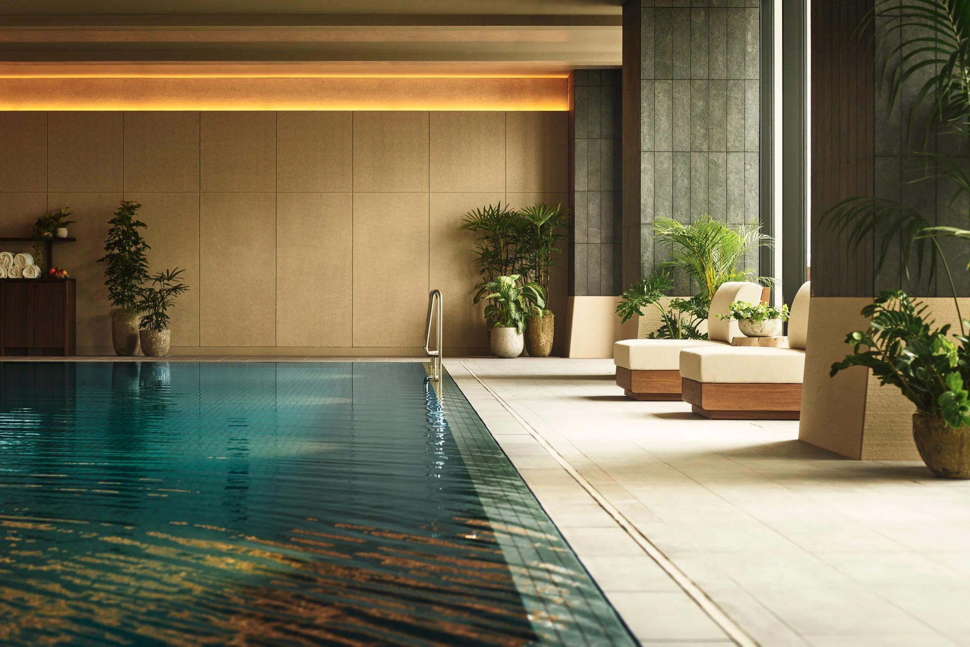 温かい照明と豊かな植物に囲まれた豪華な屋内プール