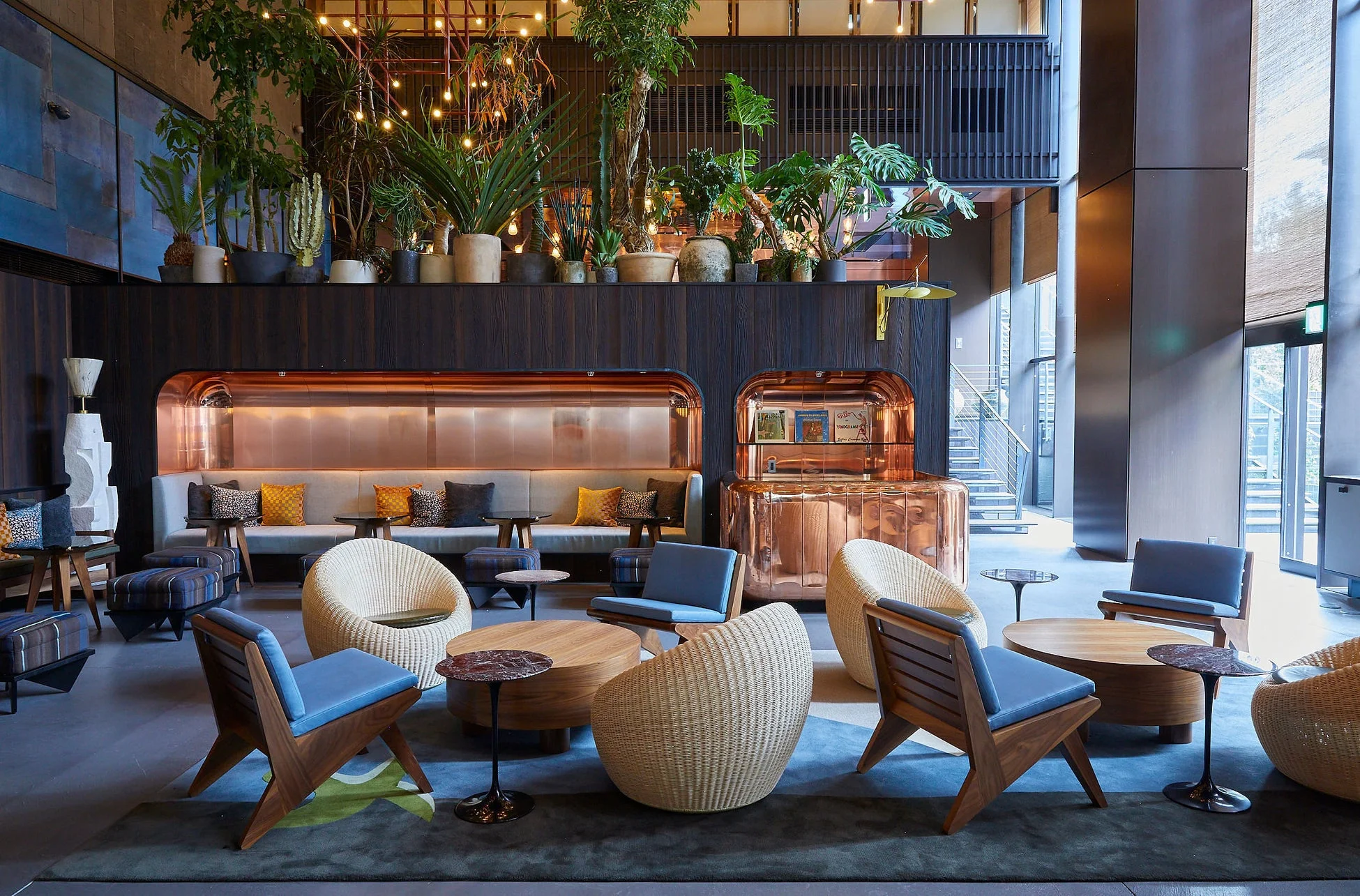 モダンでスタイリッシュなホテルロビー