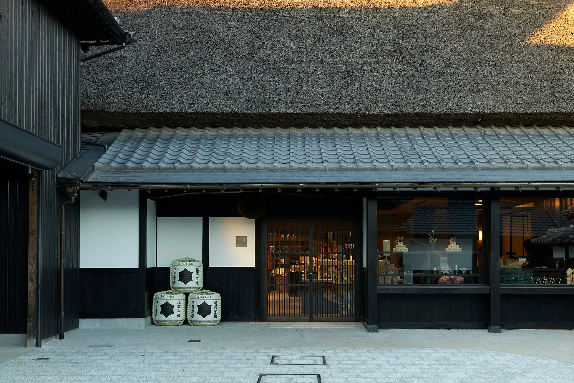 茅葺き屋根の伊豆本店