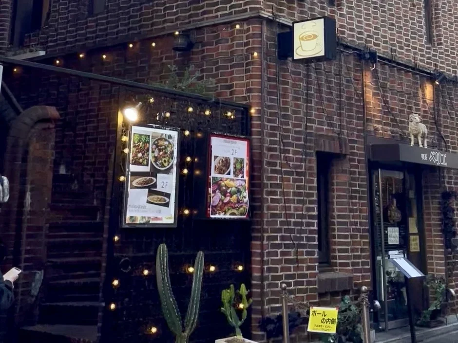 レトロな雰囲気の喫茶店外観