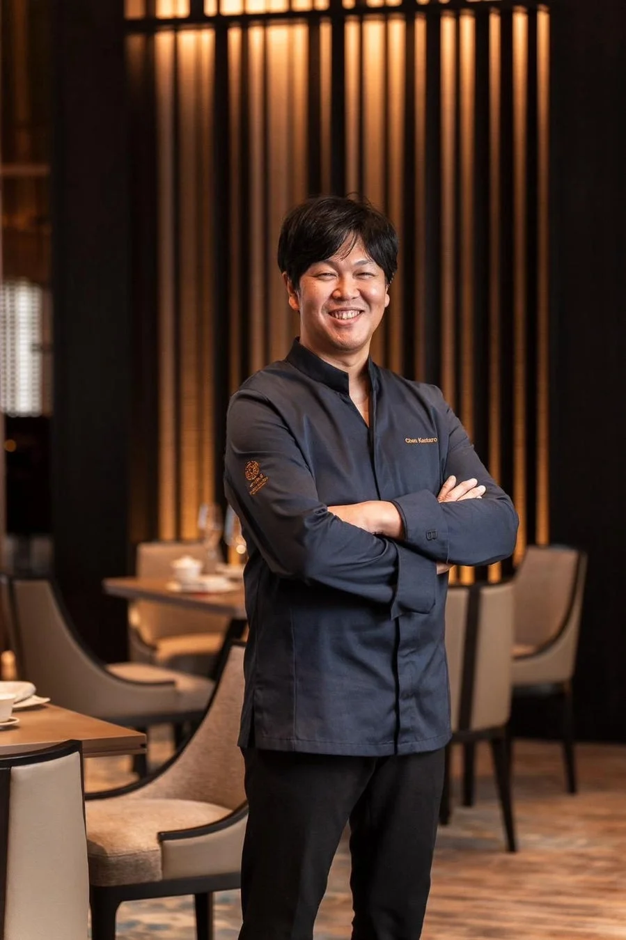 モダンなレストランで笑顔の男性シェフ