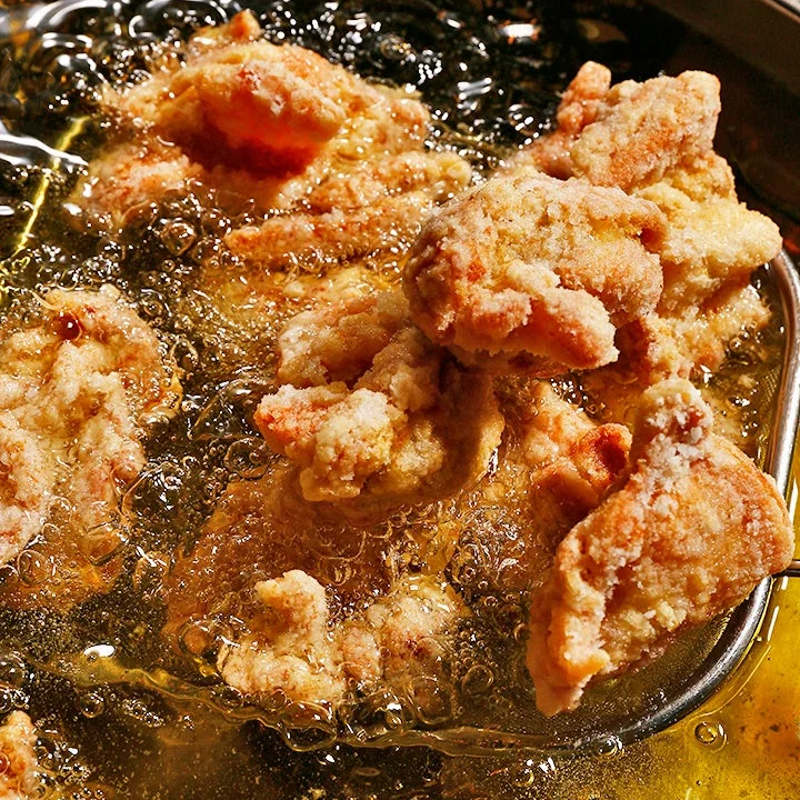 熱々で揚げられている中津からあげ