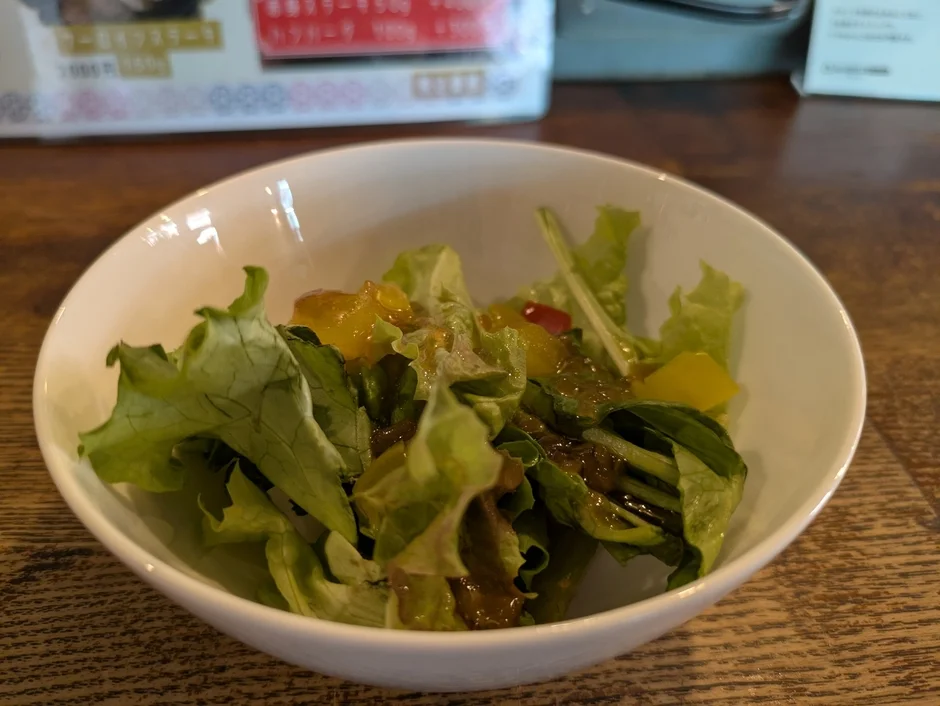 新鮮な葉物野菜のサラダ