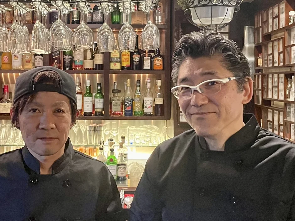 バーカウンターに立つ男性二人