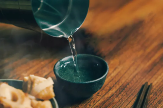 寒い冬に心温まる一杯を🍶✨ 浦霞が贈る、職人の情熱と伝統が息づく「木桶仕込み 生酛純米酒 No.12」の魅力と価格2,310円！