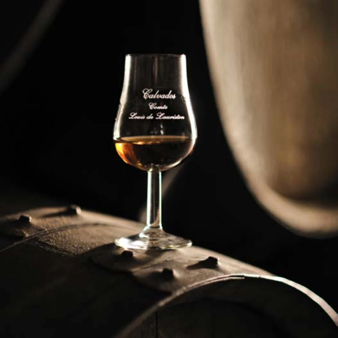 カルバドスのグラスと樽