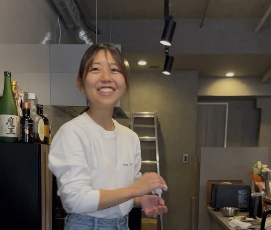 笑顔の女性、キッチン