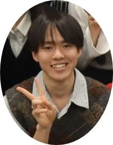 笑顔でピースサインをする中島剛大さん