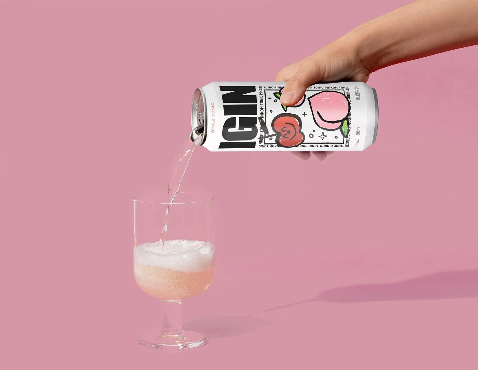 グラスに注がれたIGIN APPLE TONIC PINKOM