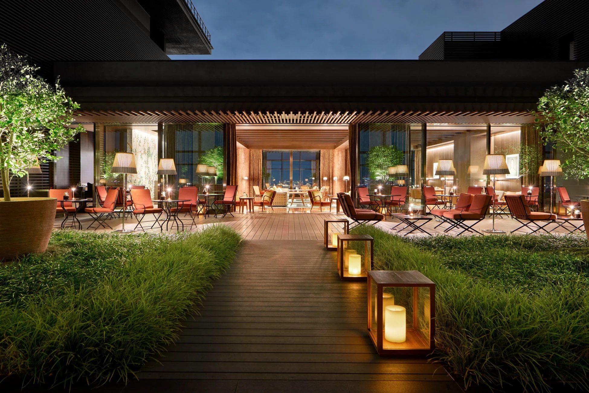夕暮れ時のモダンなルーフトップテラスレストラン