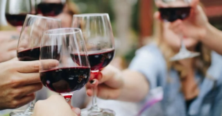 潮風とワインが織りなす贅沢！ヘミングウェイ大阪の「120分ワイン飲み放題プラン」で、日常を忘れる大人のひとときを🥂✨