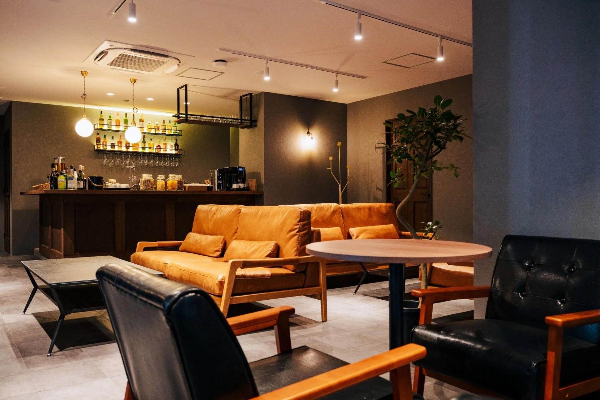 温かい照明が特徴的なモダンで落ち着いた雰囲気のラウンジ空間