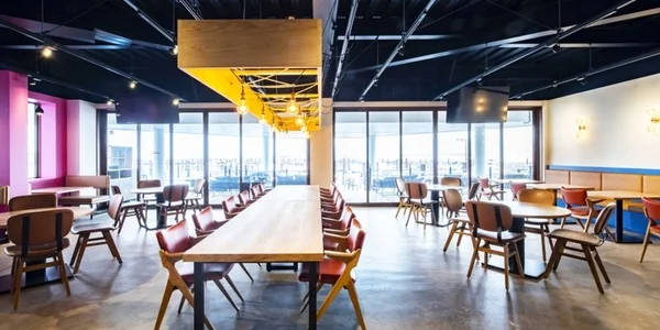 モダンで広々としたレストランの店内