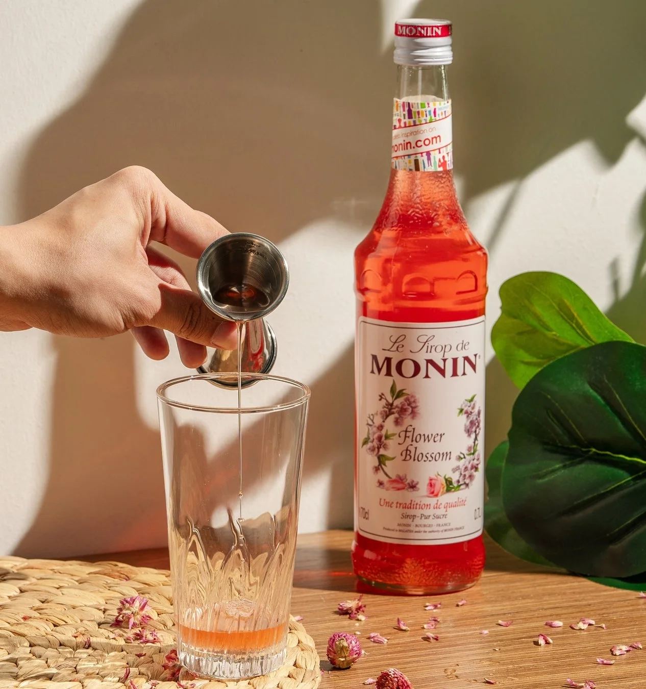 MONINシロップを注ぐ様子