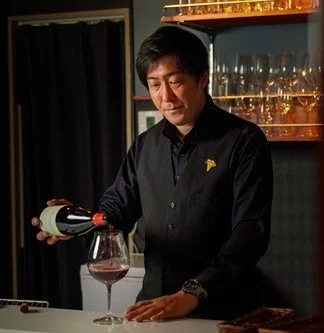 ワインを注ぐ松平氏