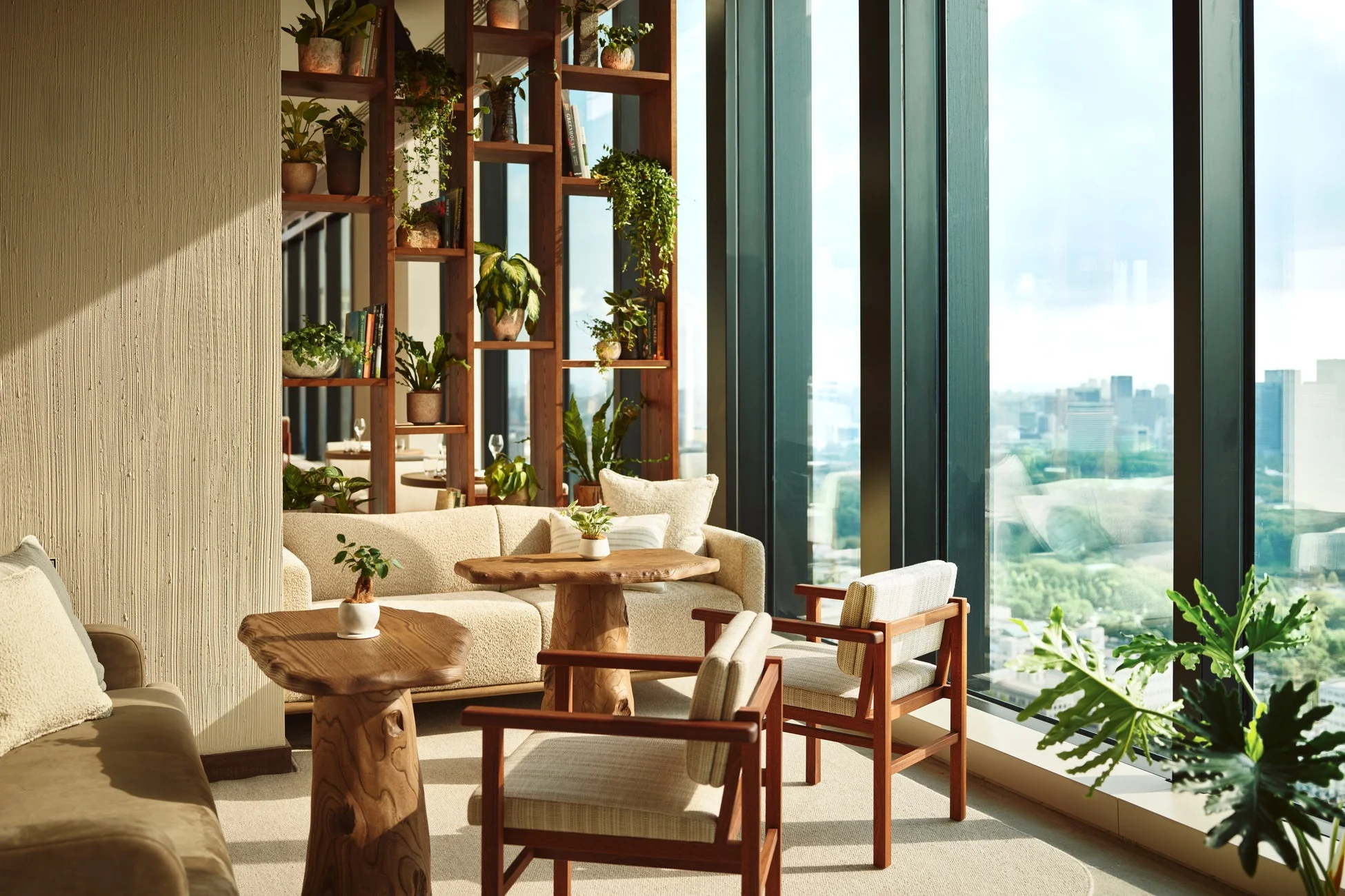 高層階にあるモダンなラウンジ