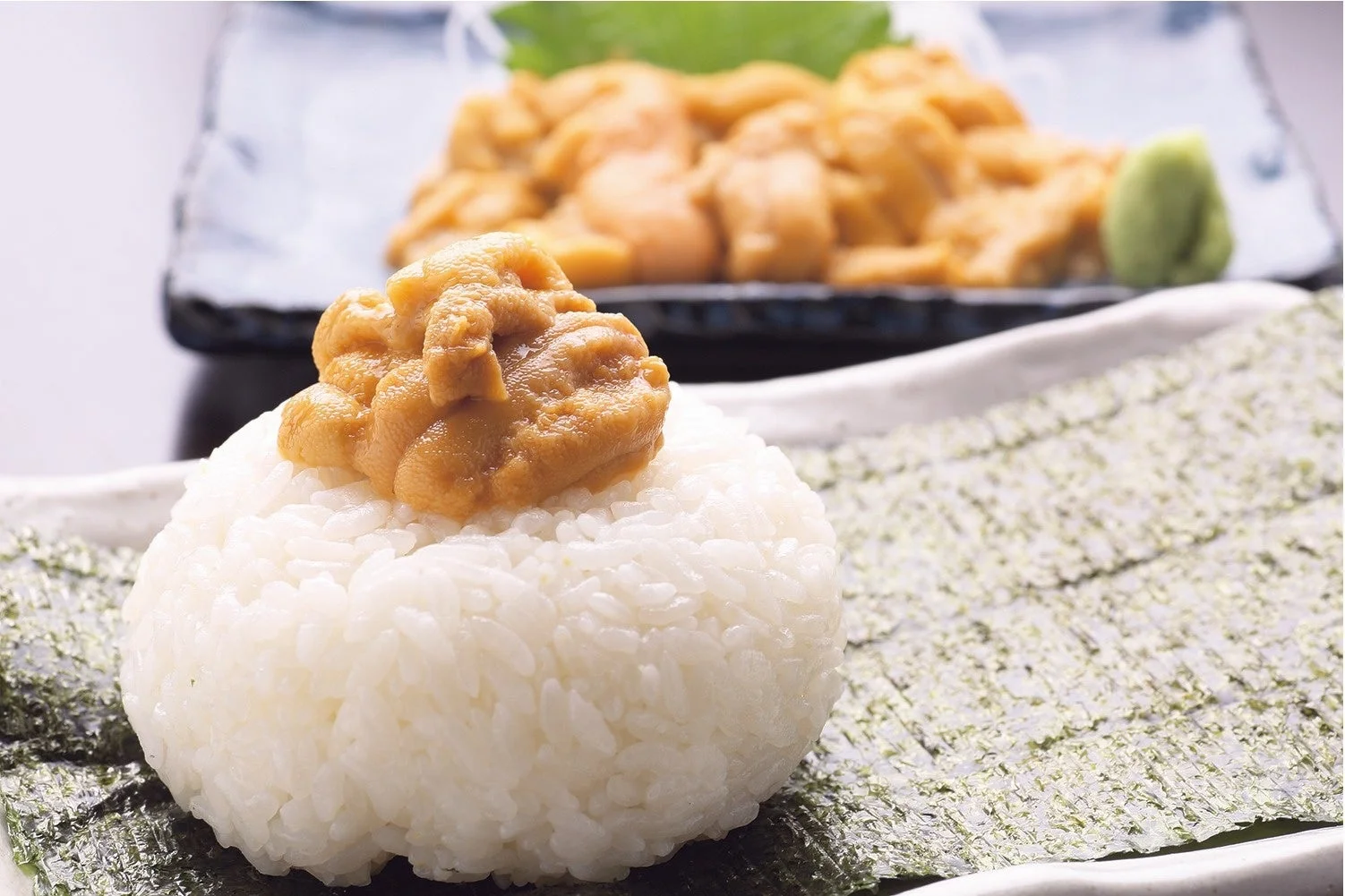 北海道産の塩水ウニがたっぷり乗ったおにぎり