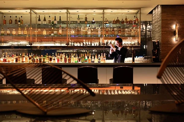 バーテンダーがカクテルをシェイク