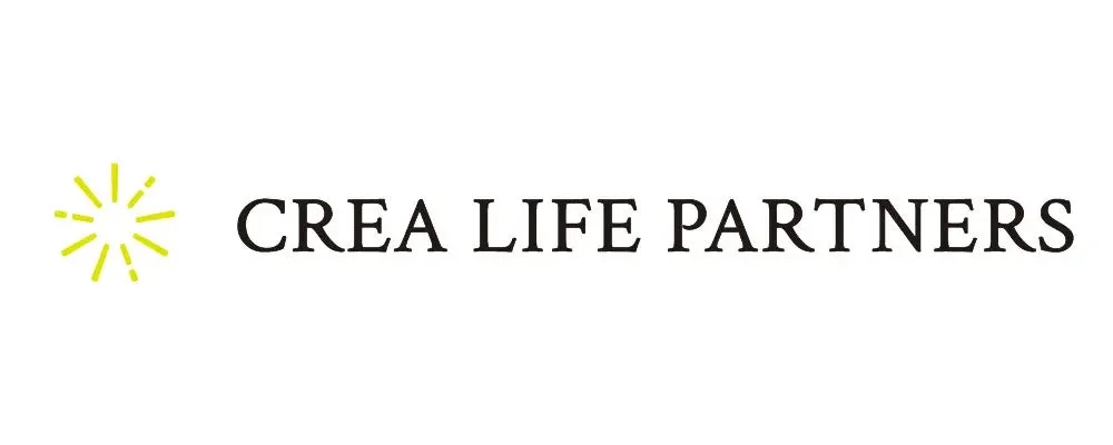 白背景に「CREA LIFE PARTNERS」という英字のテキストと、その左側に黄色い星形または光の輝きを表現したグラフィックが配置されたロゴマークです。