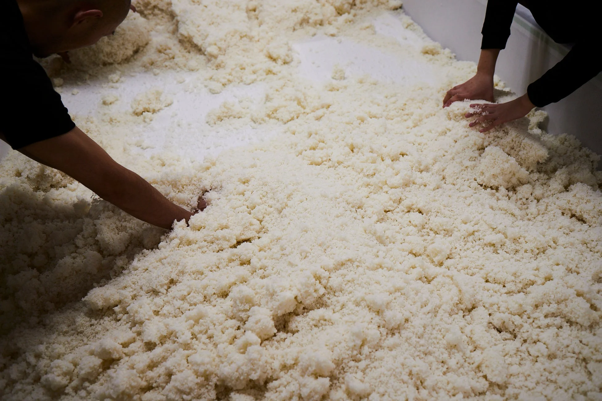 麹を混ぜる様子