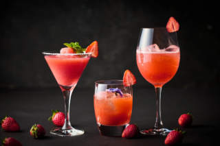 煌めく夜景と苺の魔法✨ ホテル最上階で味わう、春のご褒美カクテルセレクション🍸